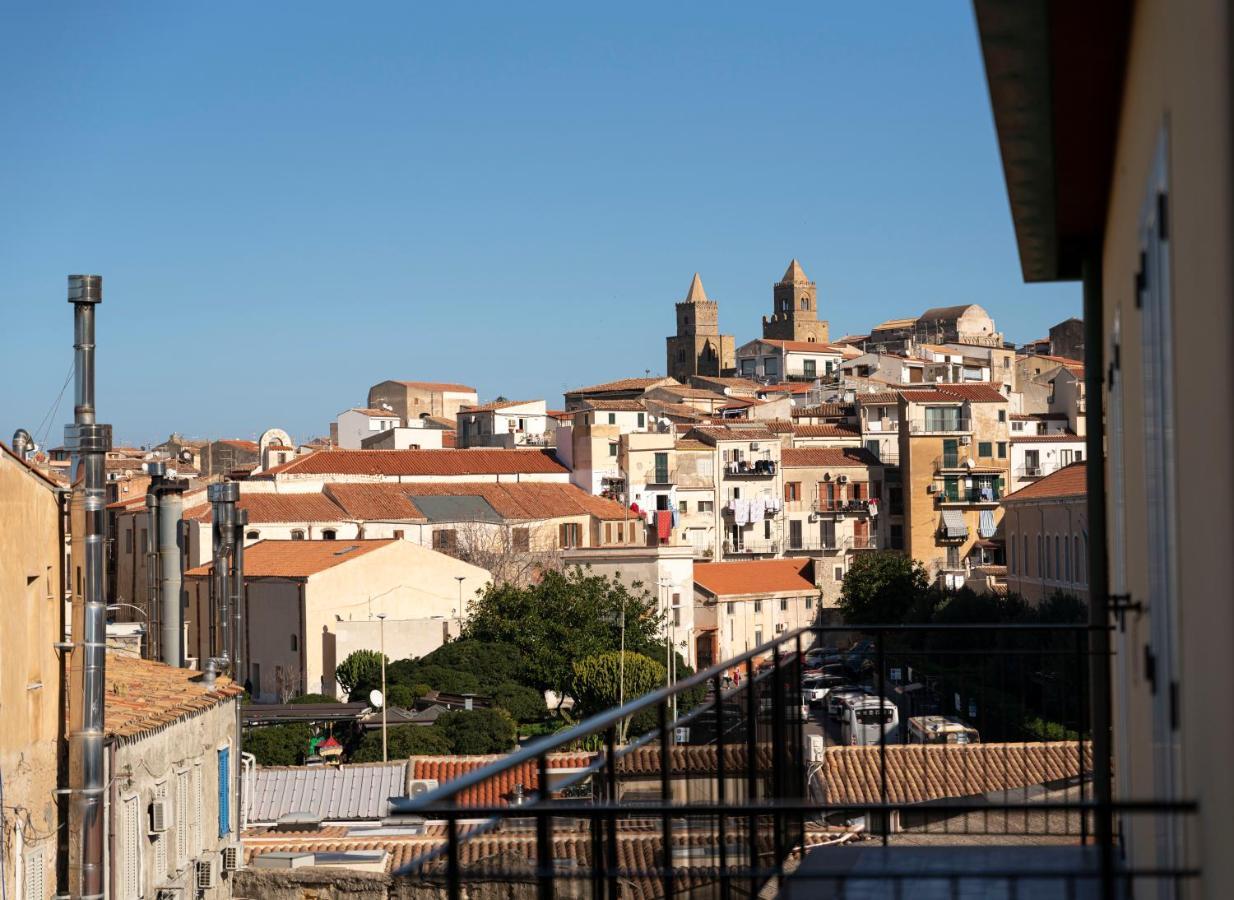 B&B Le Suites Di Costanza Cefalu Bagian luar foto