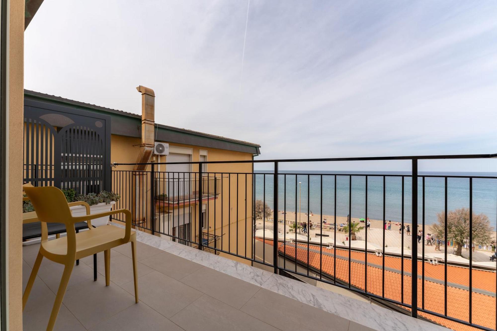 B&B Le Suites Di Costanza Cefalu Bagian luar foto